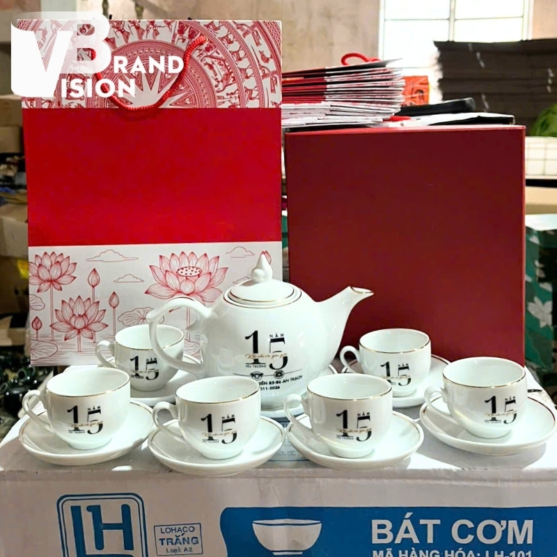 am-chen-qua-tang-in-logo-ky-niem-ngay-ra-truong-hop-lop