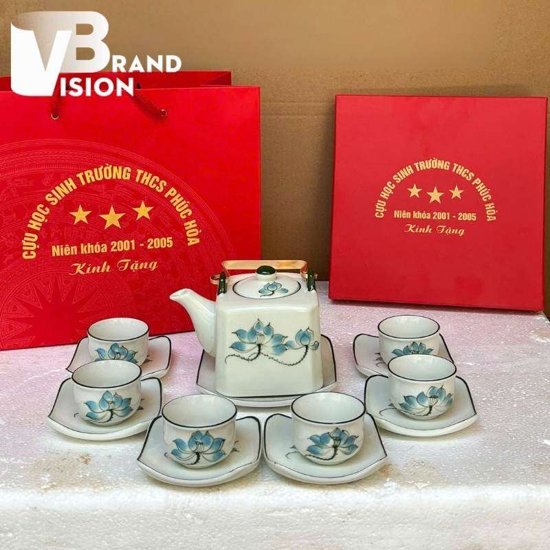 am-chen-qua-tang-in-logo-ky-niem-ngay-ra-truong-hop-lop