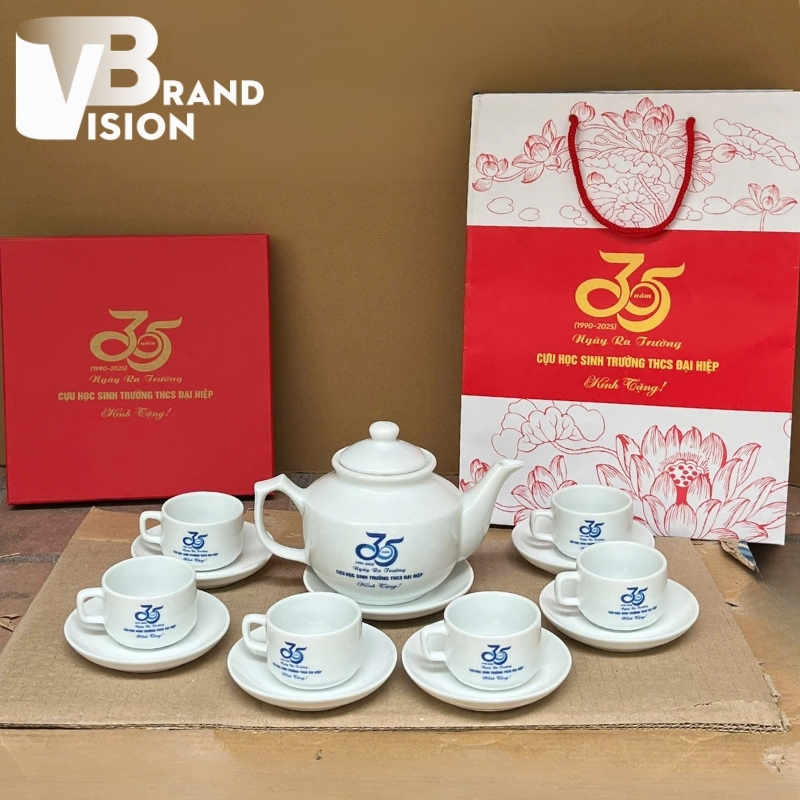 am-chen-qua-tang-in-logo-ky-niem-ngay-ra-truong-hop-lop