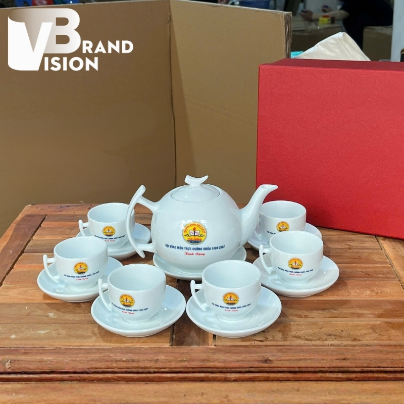 am-chen-qua-tang-in-logo-ky-niem-ngay-ra-truong-hop-lop