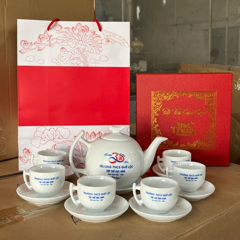am-chen-qua-tang-in-logo-ky-niem-ngay-ra-truong-hop-lop