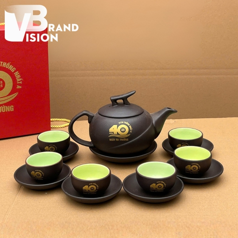 am-chen-qua-tang-in-logo-ky-niem-ngay-ra-truong-hop-lop