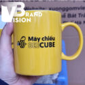 coc-su-mau-bat-trang-in-logo-may-chieu-bee-cube-dang-tru-quai-c-mau-vang-dung-tich-350-ml (2)