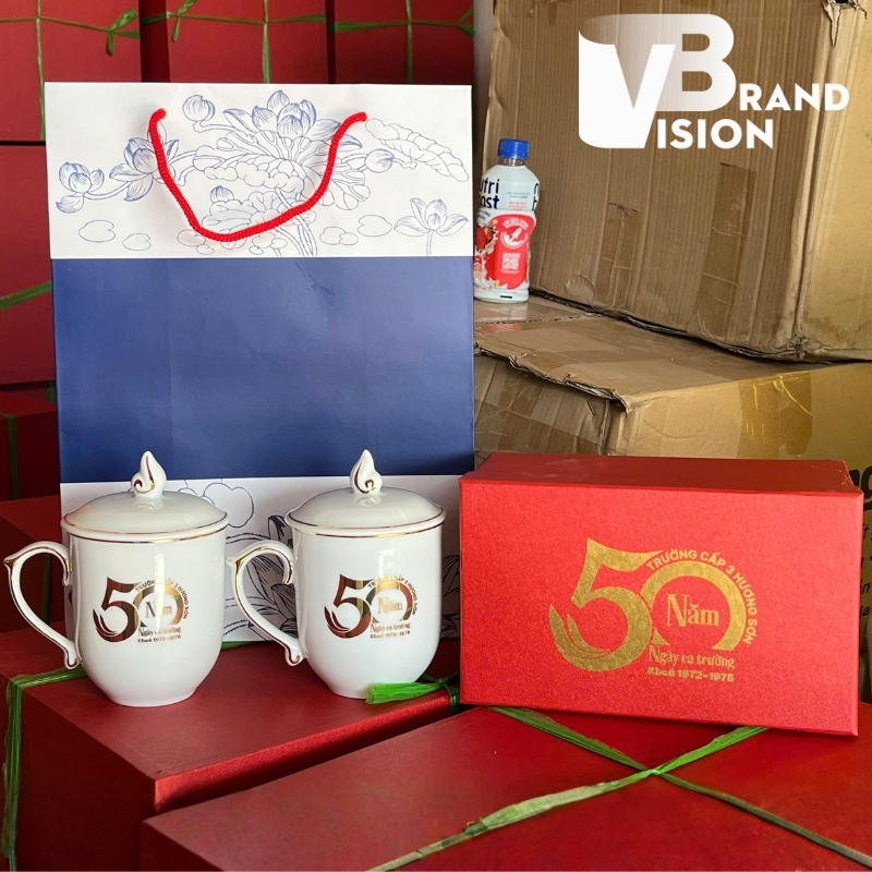 coc-su-qua-tang-in-logo-ky-niem-ngay-ra-truong-hop-lop