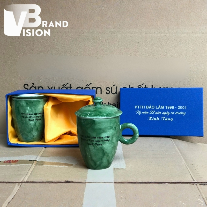 coc-su-qua-tang-in-logo-ky-niem-ngay-ra-truong-hop-lop