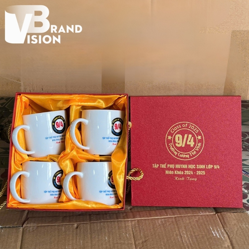 coc-su-qua-tang-in-logo-ky-niem-ngay-ra-truong-hop-lop