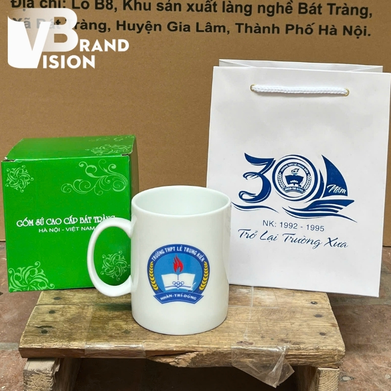 coc-su-qua-tang-in-logo-ky-niem-ngay-ra-truong-hop-lop