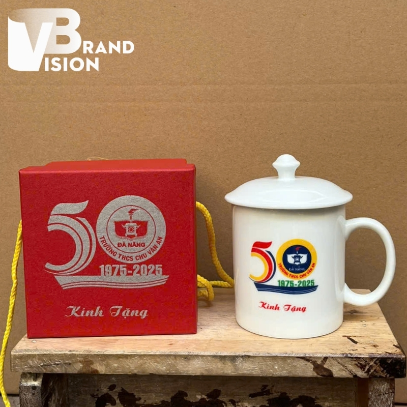 coc-su-qua-tang-in-logo-ky-niem-ngay-ra-truong-hop-lop