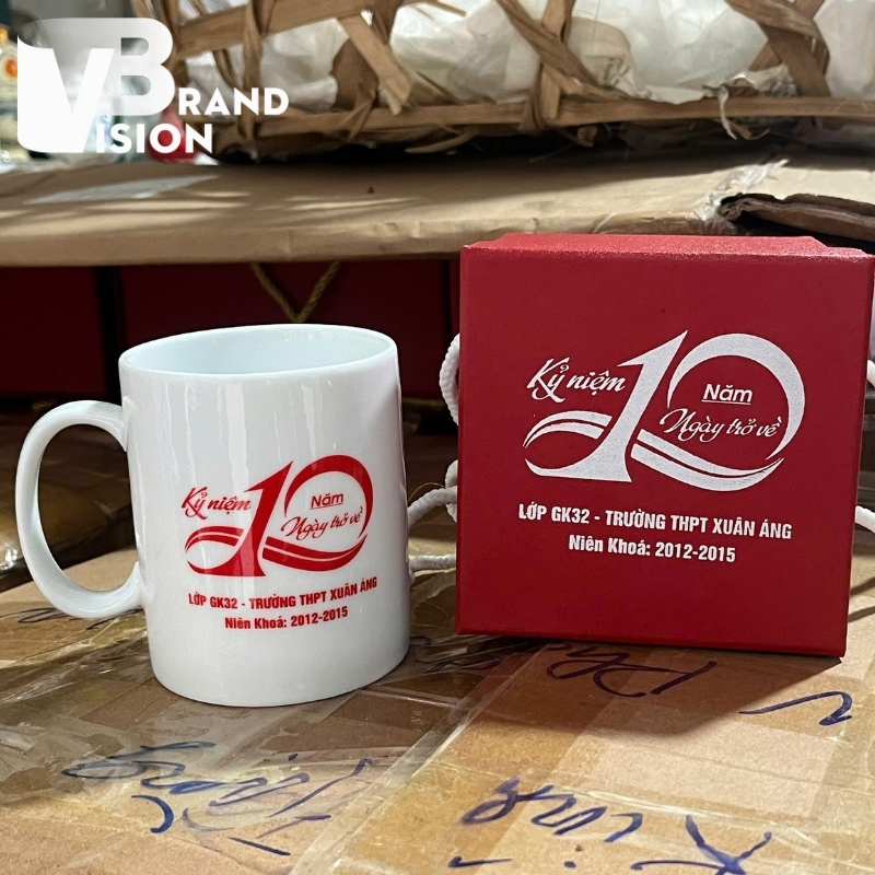 coc-su-qua-tang-in-logo-ky-niem-ngay-ra-truong-hop-lop