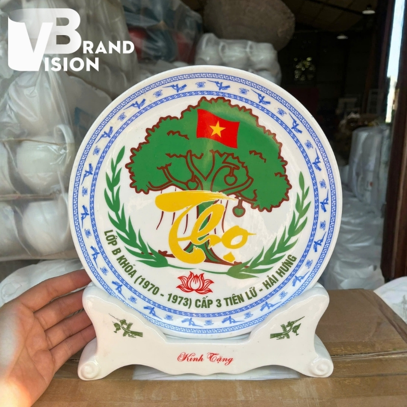 dia-bieu-trung-gom-su-qua-tang-in-logo-ky-niem-ngay-ra-truong-hop-lop (1)