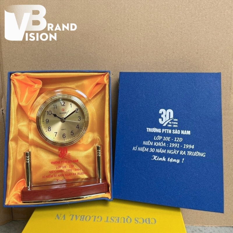 dong-ho-de-ban-qua-tang-in-logo-ky-niem-ngay-ra-truong-hop-lop