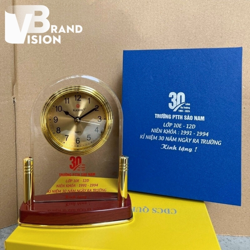 dong-ho-de-ban-qua-tang-in-logo-ky-niem-ngay-ra-truong-hop-lop