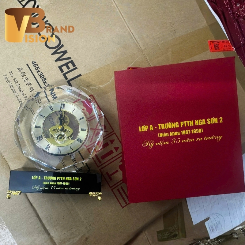 dong-ho-de-ban-qua-tang-in-logo-ky-niem-ngay-ra-truong-hop-lop