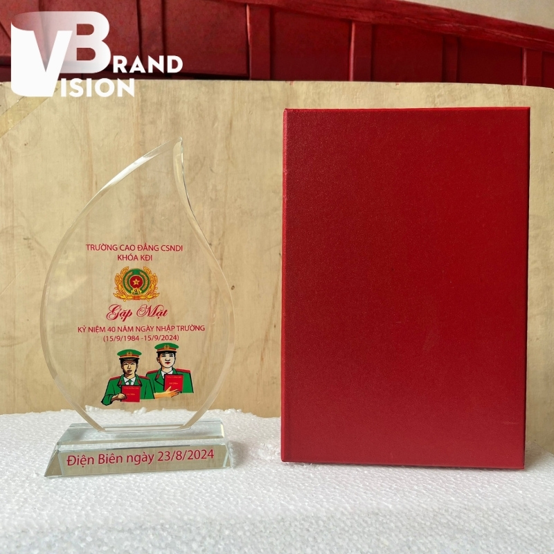 ky-niem-chuong-qua-tang-in-logo-ky-niem-ngay-ra-truong-hop-lop