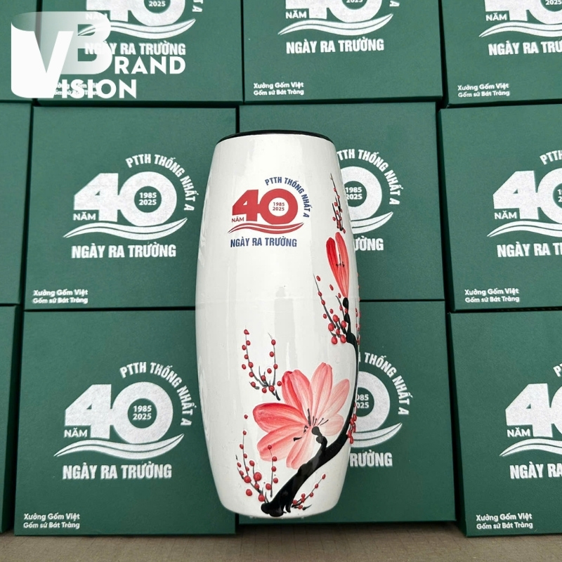 lo-hoa-gom-su-qua-tang-in-logo-ky-niem-ngay-ra-truong-hop-lop