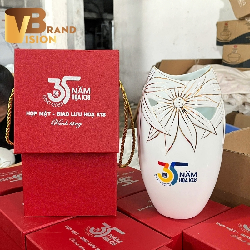 lo-hoa-gom-su-qua-tang-in-logo-ky-niem-ngay-ra-truong-hop-lop (3)