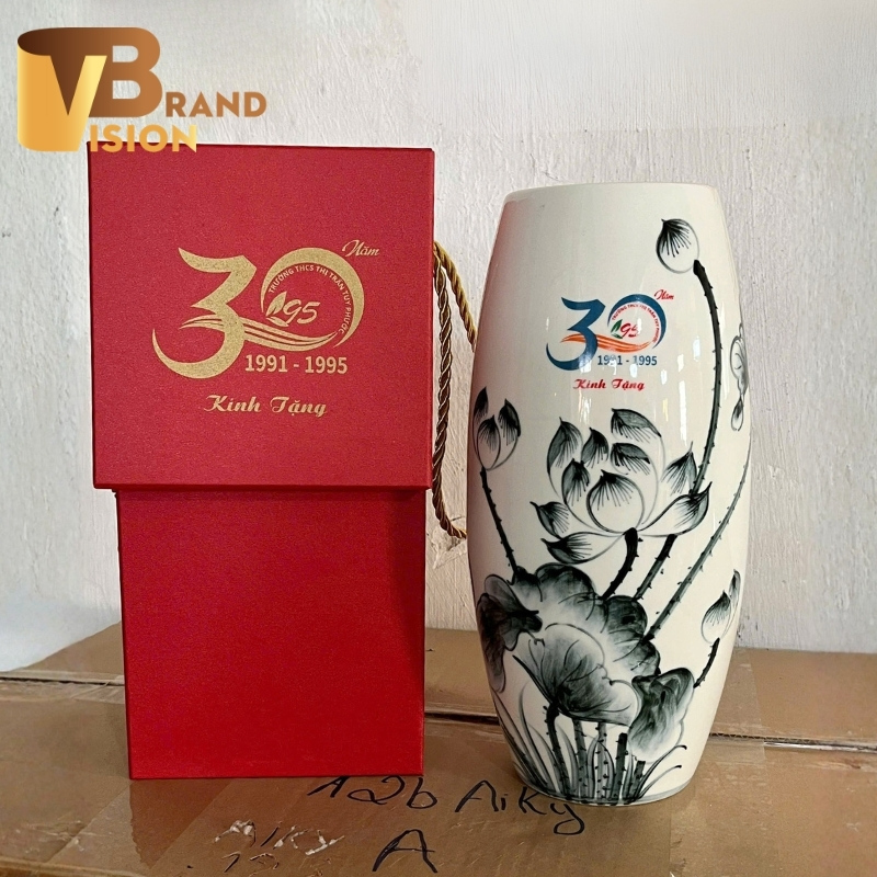 lo-hoa-gom-su-qua-tang-in-logo-ky-niem-ngay-ra-truong-hop-lop (4)