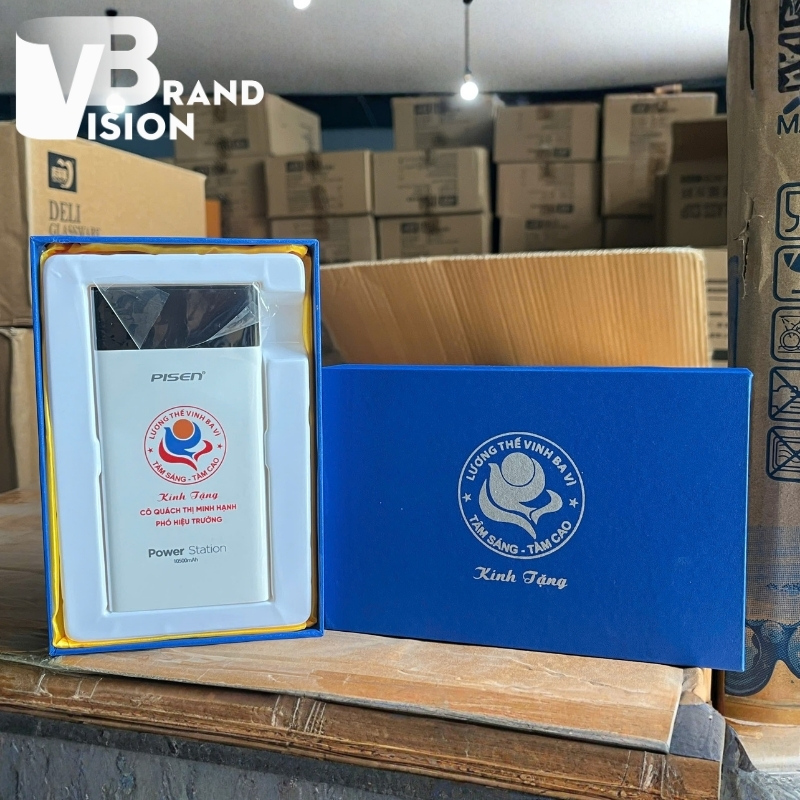 am-chen-qua-tang-in-logo-ky-niem-ngay-ra-truong-hop-lop