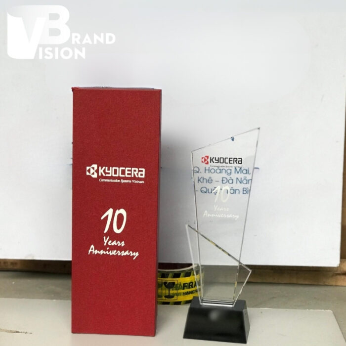 Biểu trưng pha lê in logo kỷ niệm 10 năm thành lập công ty KYOCERA KNC-04 (2) Bieu-trung-pha-le-in-logo-ky-niem-10-nam-thanh-lap-cong-ty-KYOCERA-KNC-04-2