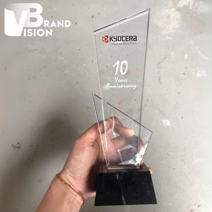 Biểu trưng pha lê in logo kỷ niệm 10 năm thành lập công ty KYOCERA KNC-04 (4) Bieu-trung-pha-le-in-logo-ky-niem-10-nam-thanh-lap-cong-ty-KYOCERA-KNC-04-4