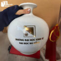 binh-hut-loc-gom-su-in-logo-truong-dai-hoc-kinh-te-da-nang-hoa-tiet-hoa-sen-ve-vang-kim-2
