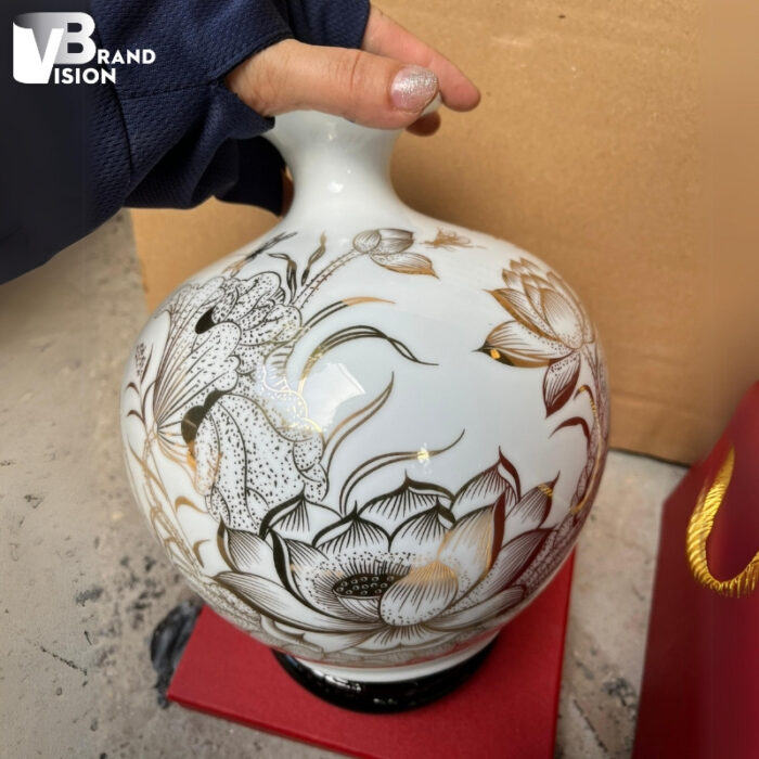 binh-hut-loc-gom-su-in-logo-truong-dai-hoc-kinh-te-da-nang-hoa-tiet-hoa-sen-ve-vang-kim (3) binh-hut-loc-gom-su-in-logo-truong-dai-hoc-kinh-te-da-nang-hoa-tiet-hoa-sen-ve-vang-kim-3