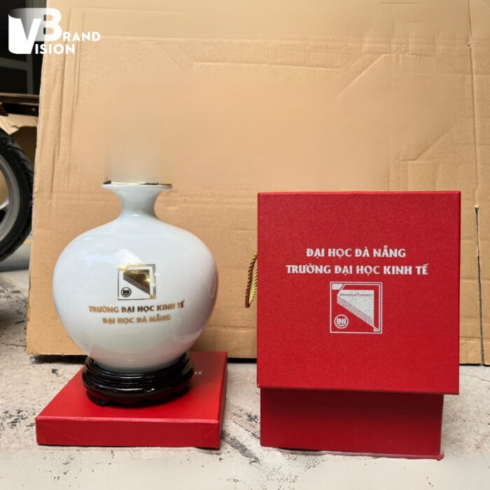 binh-hut-loc-gom-su-in-logo-truong-dai-hoc-kinh-te-da-nang-hoa-tiet-hoa-sen-ve-vang-kim (4) binh-hut-loc-gom-su-in-logo-truong-dai-hoc-kinh-te-da-nang-hoa-tiet-hoa-sen-ve-vang-kim-4