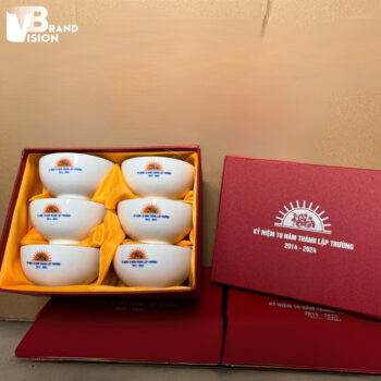 bo-6-bat-com-in-logo-ky-niem-10-nam-thanh-lap-truong-2
