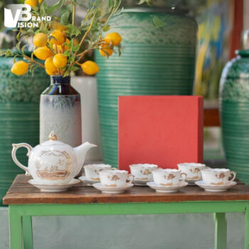 bo-am-chen-gom-su-in-logo-80-nam-quan-doi-nhan-dan-viet-nam-dang-buoi-lua-in-decal-nhu-vang-1