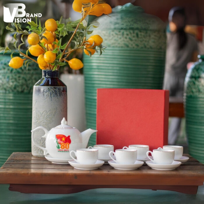 bo-tra-su-trang-in-logo-80-nam-thanh-lap-quan-doi-decal-nhu-vang-dang-buoi-lua-4