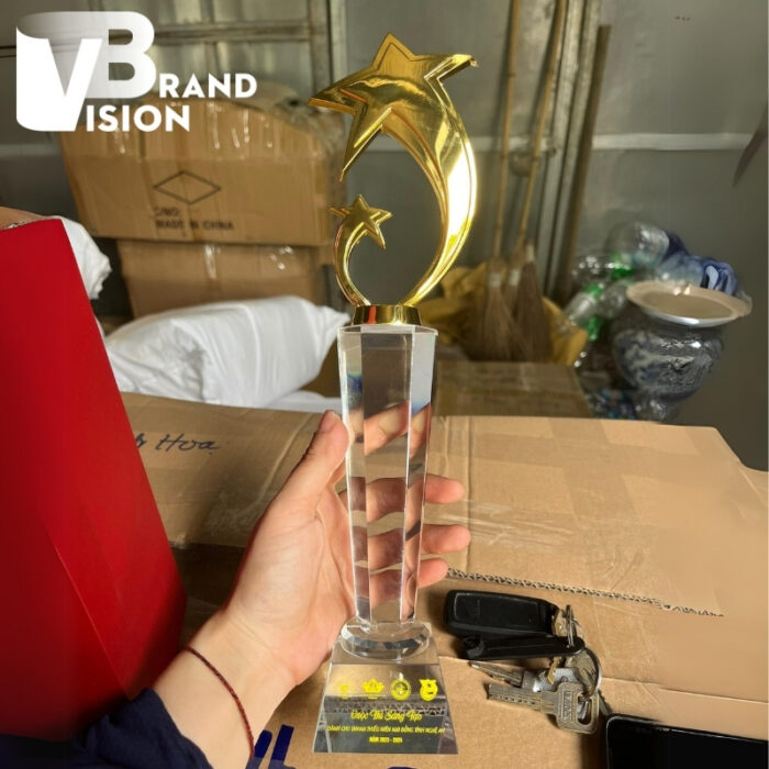 cup-vinh-danh-pha-le-hinh-ngoi-sao-in-logo-cuoc-thi-sang-tao-danh-cho-thanh-nien-nhi-dong-tinh-nghe-an-nam-2023-2024-knc-03 (9) cup-vinh-danh-pha-le-hinh-ngoi-sao-in-logo-cuoc-thi-sang-tao-danh-cho-thanh-nien-nhi-dong-tinh-nghe-an-nam-2023-2024-knc-03-9