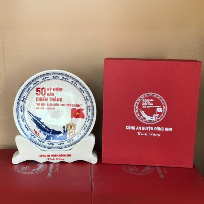 dia-bieu-trung-gom-su-in-logo-50-nam-ky-niem-chien-thang-ha-noi-dien-bien-phu-12-1972-12-2022-phi-22cm-dbt-04 (5) dia-bieu-trung-gom-su-in-logo-50-nam-ky-niem-chien-thang-ha-noi-dien-bien-phu-12-1972-12-2022-phi-22cm-dbt-04-5