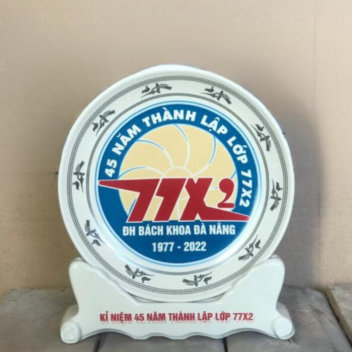 dia-bieu-trung-gom-su-in-logo-ky-niem-45-nam-thanh-lap-lop-77x2-dai-hoc-bach-khoa-da-nang-phi-22-dbt-02-3