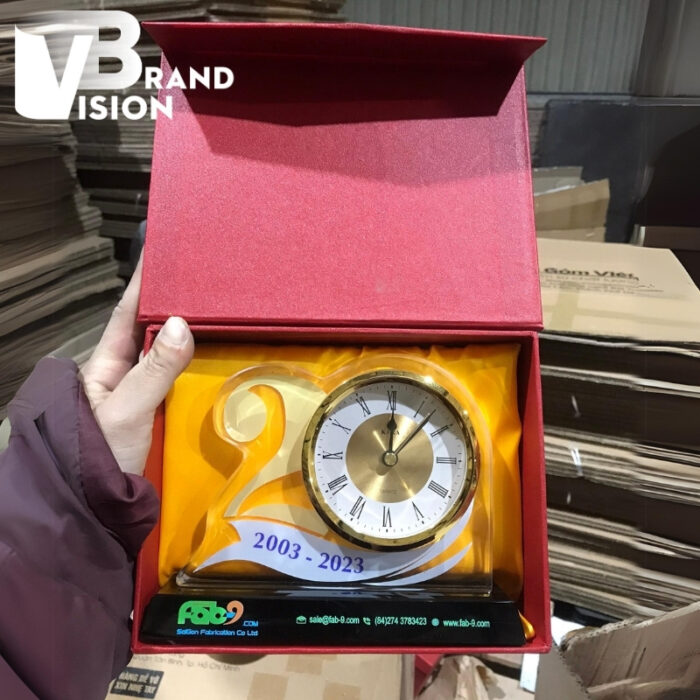 dong-ho-de-ban-pha-le-in-logo-saigon-fabrication-co-ltd-knc-03 (4) dong-ho-de-ban-pha-le-in-logo-saigon-fabrication-co-ltd-knc-03-4