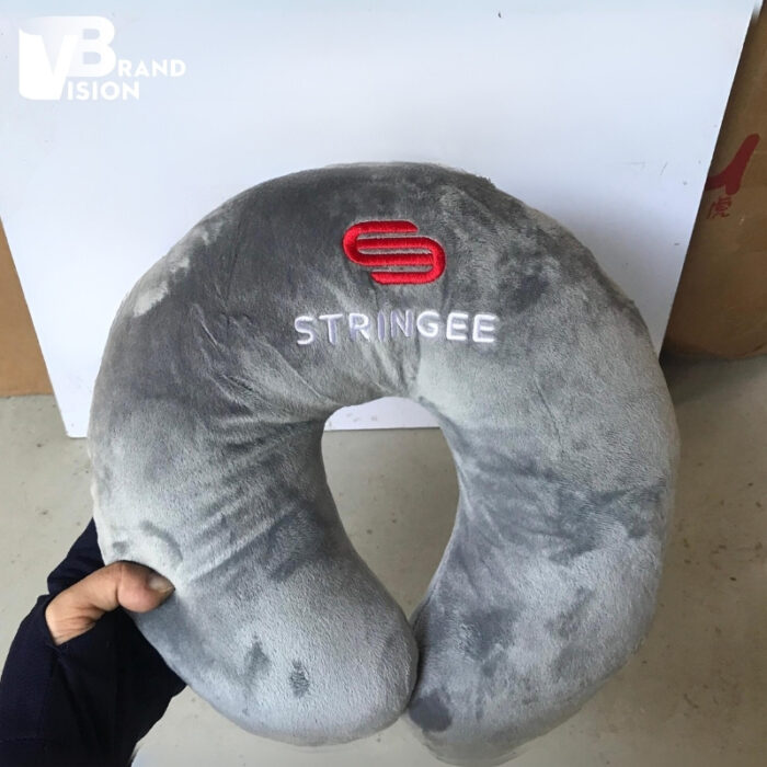 goi-chu-u-velboa-theu-logo-stringee-ruot-bong-mau-xam-g-01 (2) goi-chu-u-velboa-theu-logo-stringee-ruot-bong-mau-xam-g-01-2
