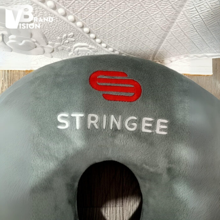 goi-chu-u-velboa-theu-logo-stringee-ruot-bong-mau-xam-g-01 (4) goi-chu-u-velboa-theu-logo-stringee-ruot-bong-mau-xam-g-01-4