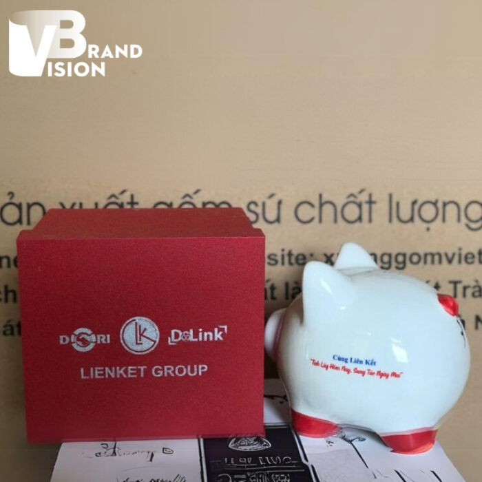 heo-dat-in-logo-lienket-group-mau-trang-do-kich-thuoc-13x14x14cm-hd-03 (2) heo-dat-in-logo-lienket-group-mau-trang-do-kich-thuoc-13x14x14cm-hd-03-2
