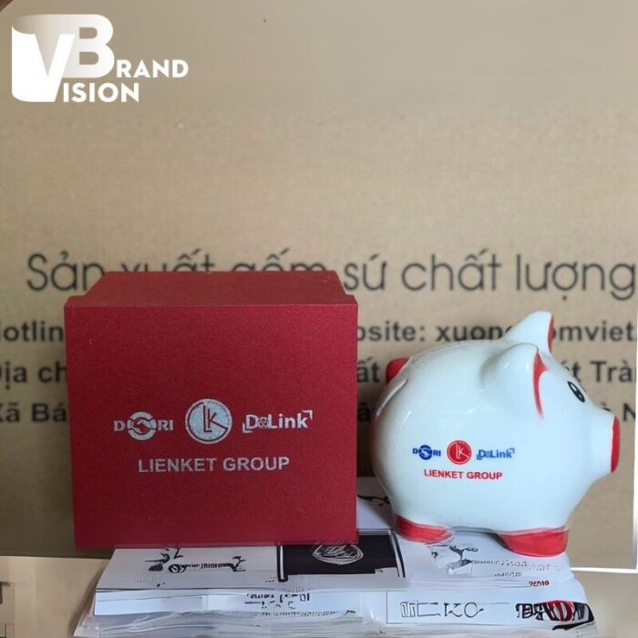 heo-dat-in-logo-lienket-group-mau-trang-do-kich-thuoc-13x14x14cm-hd-03 (4) heo-dat-in-logo-lienket-group-mau-trang-do-kich-thuoc-13x14x14cm-hd-03-4