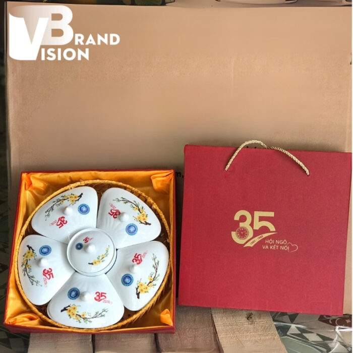 khay-mut-5-canh-gom-su-in-logo-35-nam-hoi-ngo-va-ket-noi-truong-trung-hoc-pho-thong-nguyen-trai-mau-trang-khay-may-canh-mai-vang-km-05-2