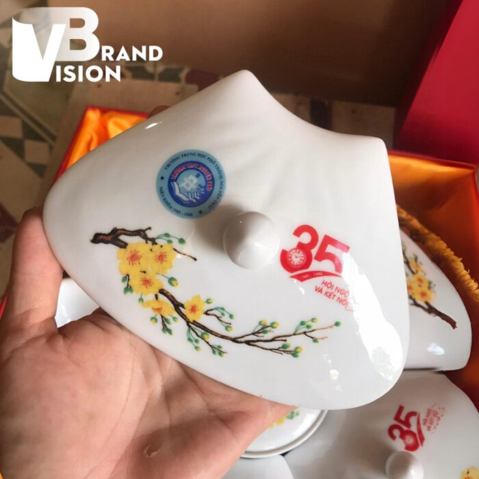 khay-mut-5-canh-gom-su-in-logo-35-nam-hoi-ngo-va-ket-noi-truong-trung-hoc-pho-thong-nguyen-trai-mau-trang-khay-may-canh-mai-vang-km-05-3