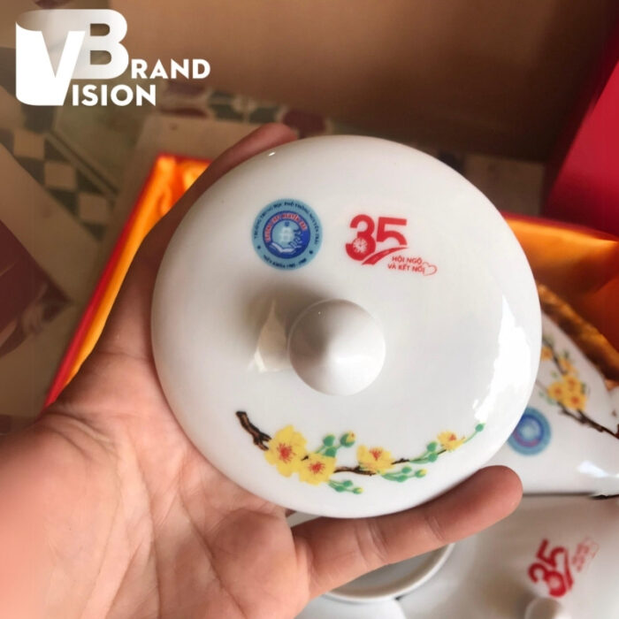 khay-mut-5-canh-gom-su-in-logo-35-nam-hoi-ngo-va-ket-noi-truong-trung-hoc-pho-thong-nguyen-trai-mau-trang-khay-may-canh-mai-vang-km-05-4