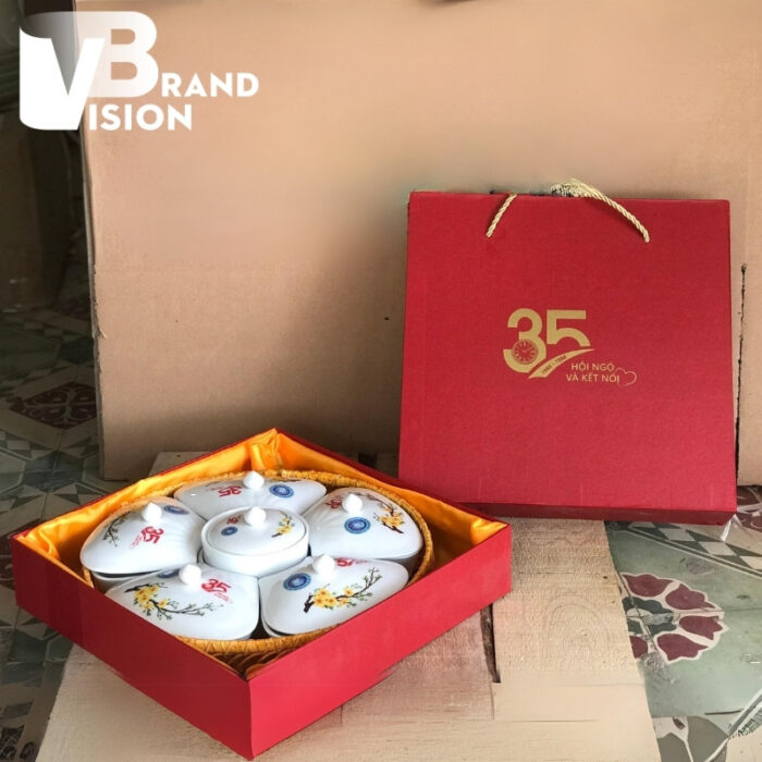 khay-mut-5-canh-gom-su-in-logo-35-nam-hoi-ngo-va-ket-noi-truong-trung-hoc-pho-thong-nguyen-trai-mau-trang-khay-may-canh-mai-vang-km-05-5