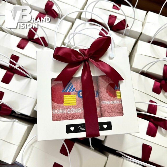 Set 2 khăn mặt và tắm thêu logo màu hồng