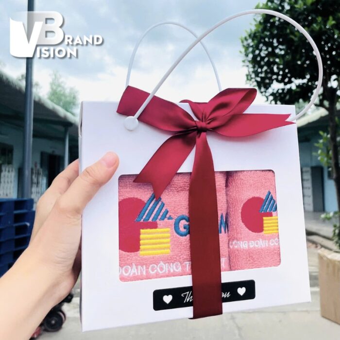 Set 2 khăn mặt và tắm thêu logo màu hồng