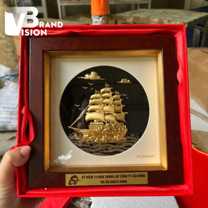 tranh-dat-vang-24k-in-logo-hoa-tiet-thuan-buom-xuoi-gio-dv-02 (4) Tranh dát vàng 24K in logo họa tiết thuận buồm xuôi gió