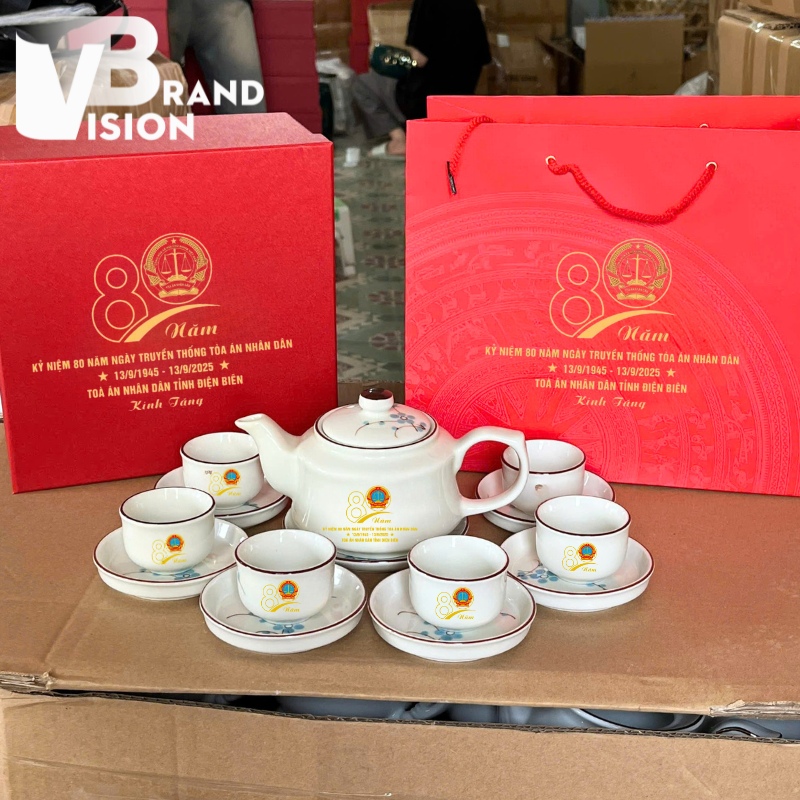 Bộ ấm chén vẽ hoa quà tặng 80 năm Ngày truyền thống Tòa án Nhân dân in logo AC-25 (1)