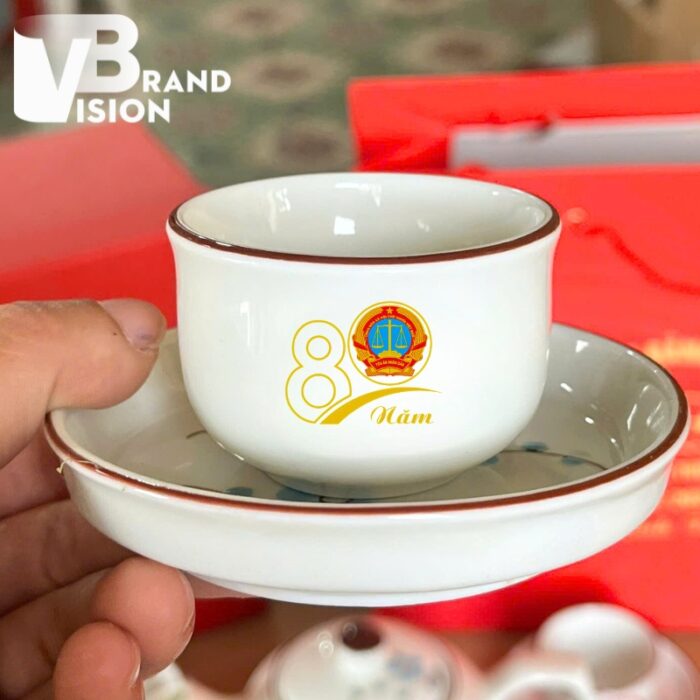 Bộ ấm chén vẽ hoa quà tặng 80 năm Ngày truyền thống Tòa án Nhân dân in logo AC-25 (4) Bộ ấm chén vẽ hoa quà tặng 80 năm Ngày truyền thống Tòa án Nhân dân in logo AC-25 (4)