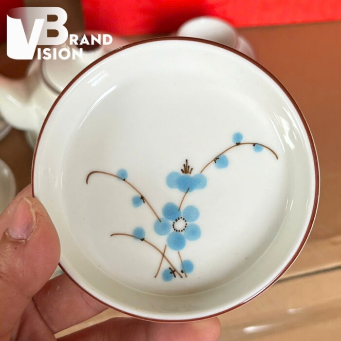 Bộ ấm chén vẽ hoa quà tặng 80 năm Ngày truyền thống Tòa án Nhân dân in logo AC-25 (6) Bộ ấm chén vẽ hoa quà tặng 80 năm Ngày truyền thống Tòa án Nhân dân in logo AC-25 (6)