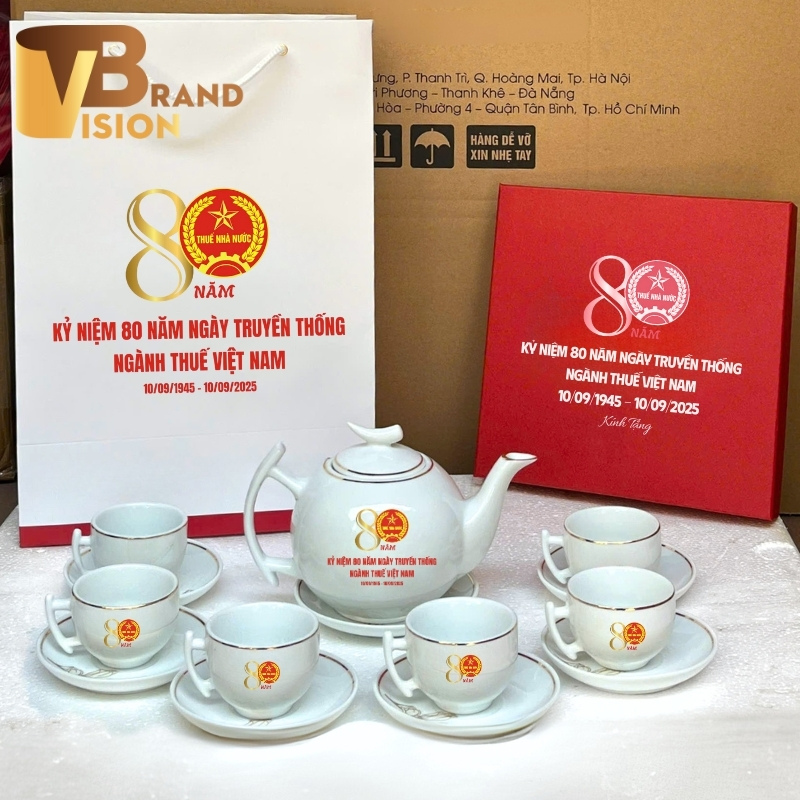Bộ ấm trà gốm sứ quà tặng 80 năm Ngày thành lập ngành Thuế Việt Nam vẽ vàng in logo AC-26 (1)