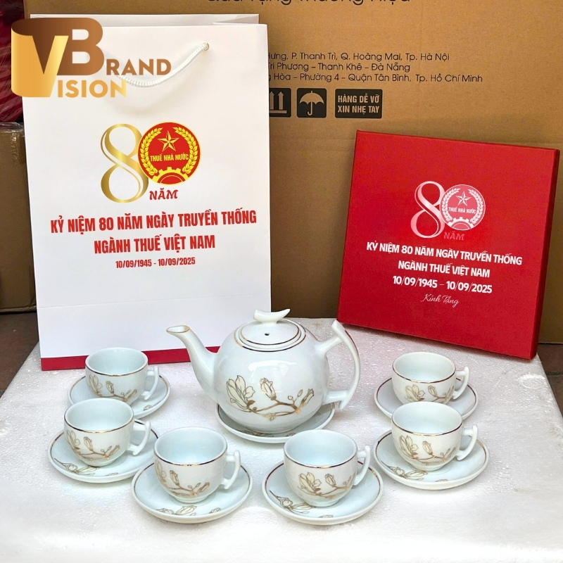 Bộ ấm trà gốm sứ quà tặng 80 năm Ngày thành lập ngành Thuế Việt Nam vẽ vàng in logo AC-26 (2)